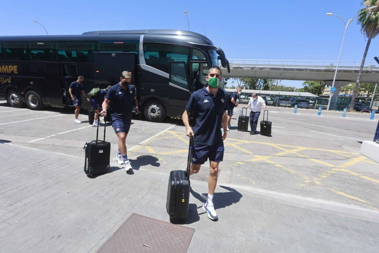 Marc Bartra, a sullegada al aeropuerto.