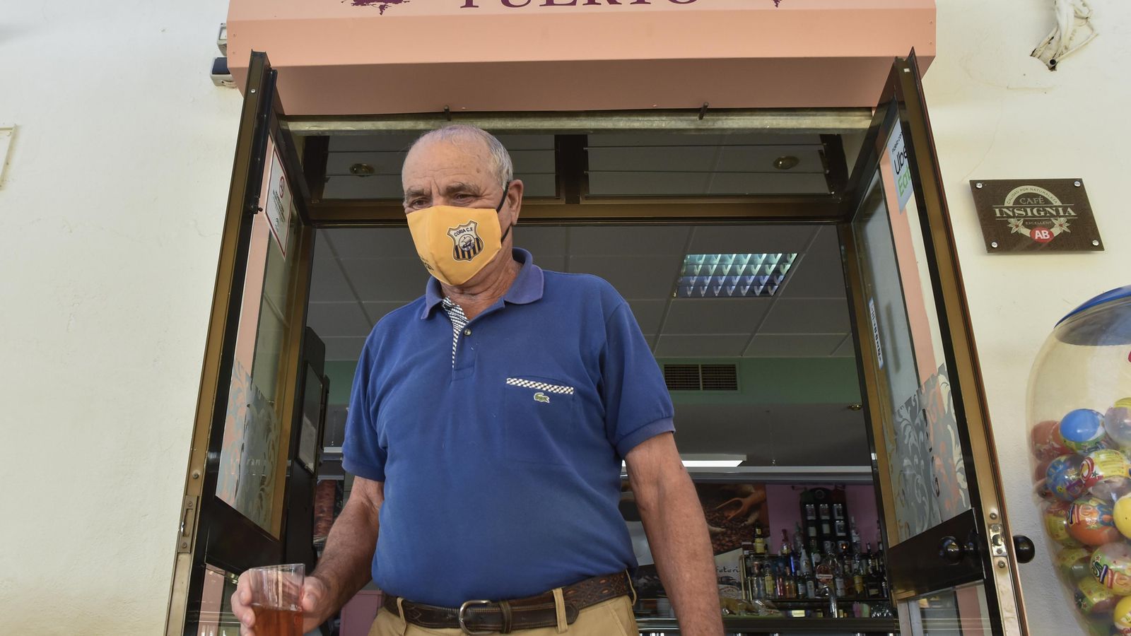 Antonio García, ex jardinero del Coria C. F., en la cafetería Puerto.