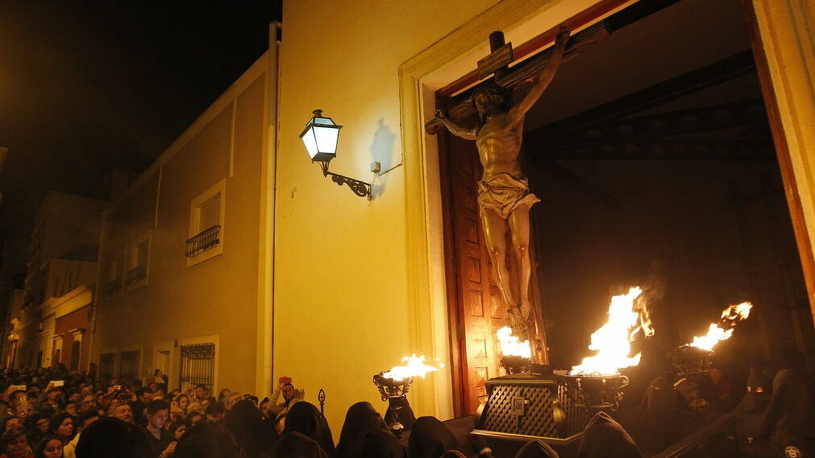 El Santo Cristo del Perdón, saliendo de San Ildefonso.