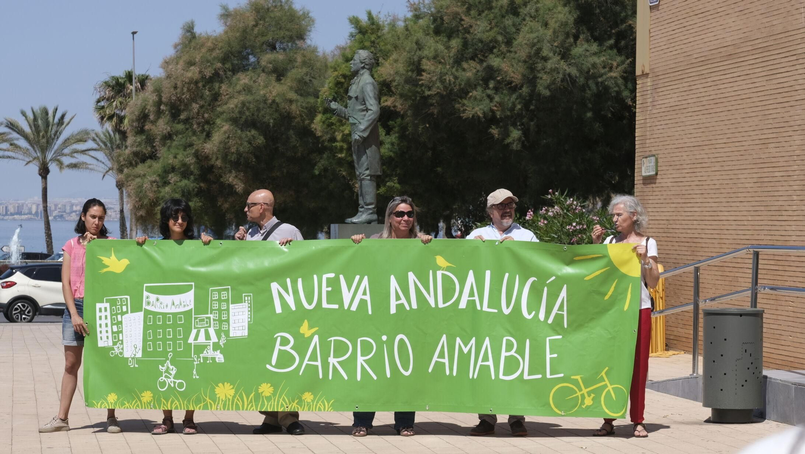 Vecinos de Nueva Andalucía frente al Auditorio Maestro Padilla