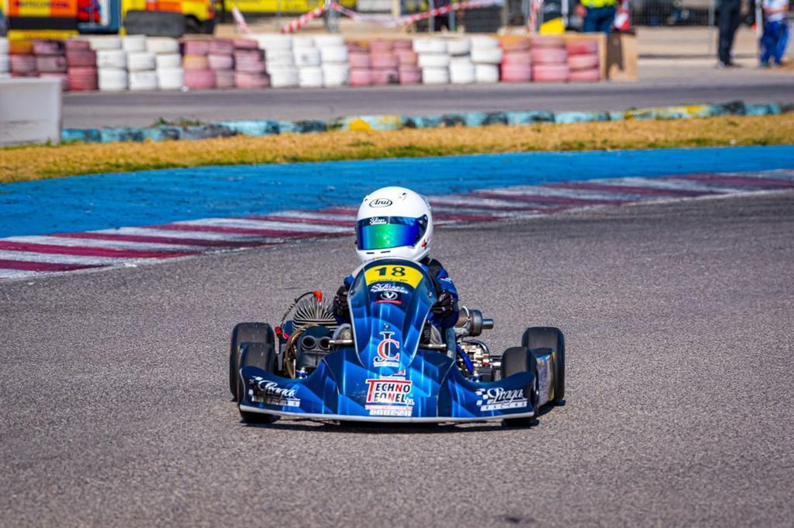 Omar Román al volante de su karting
