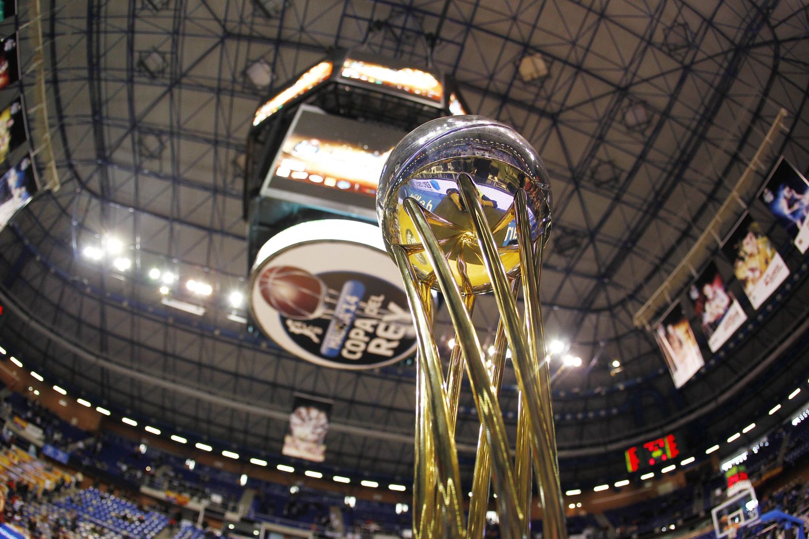 El trofeo de la Copa del Rey, durante la edición de 2014 disputada en el Martín Carpena.