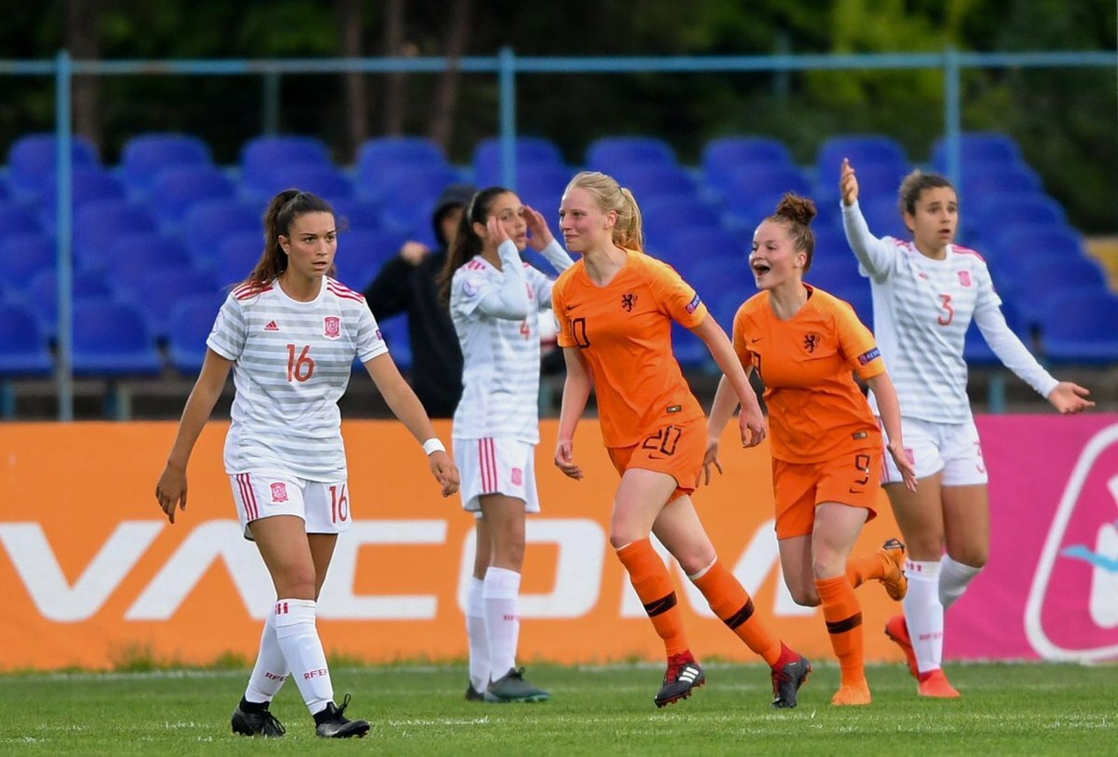 La jerezana Teresa Mérida, al fondo, en un partido con la selección sub-17.