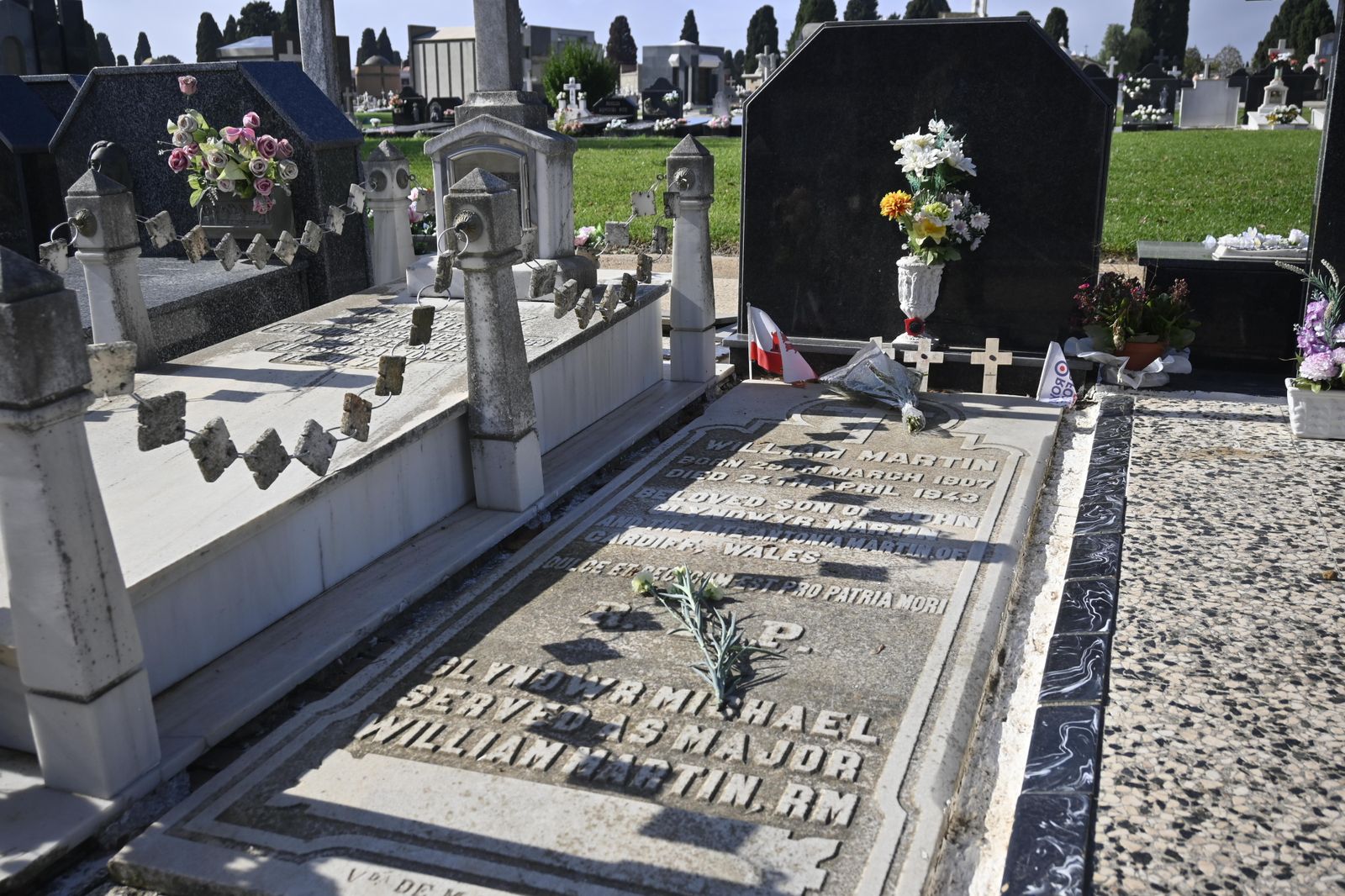Ambiente en el cementerio de Huelva para el día de todos los Santos.