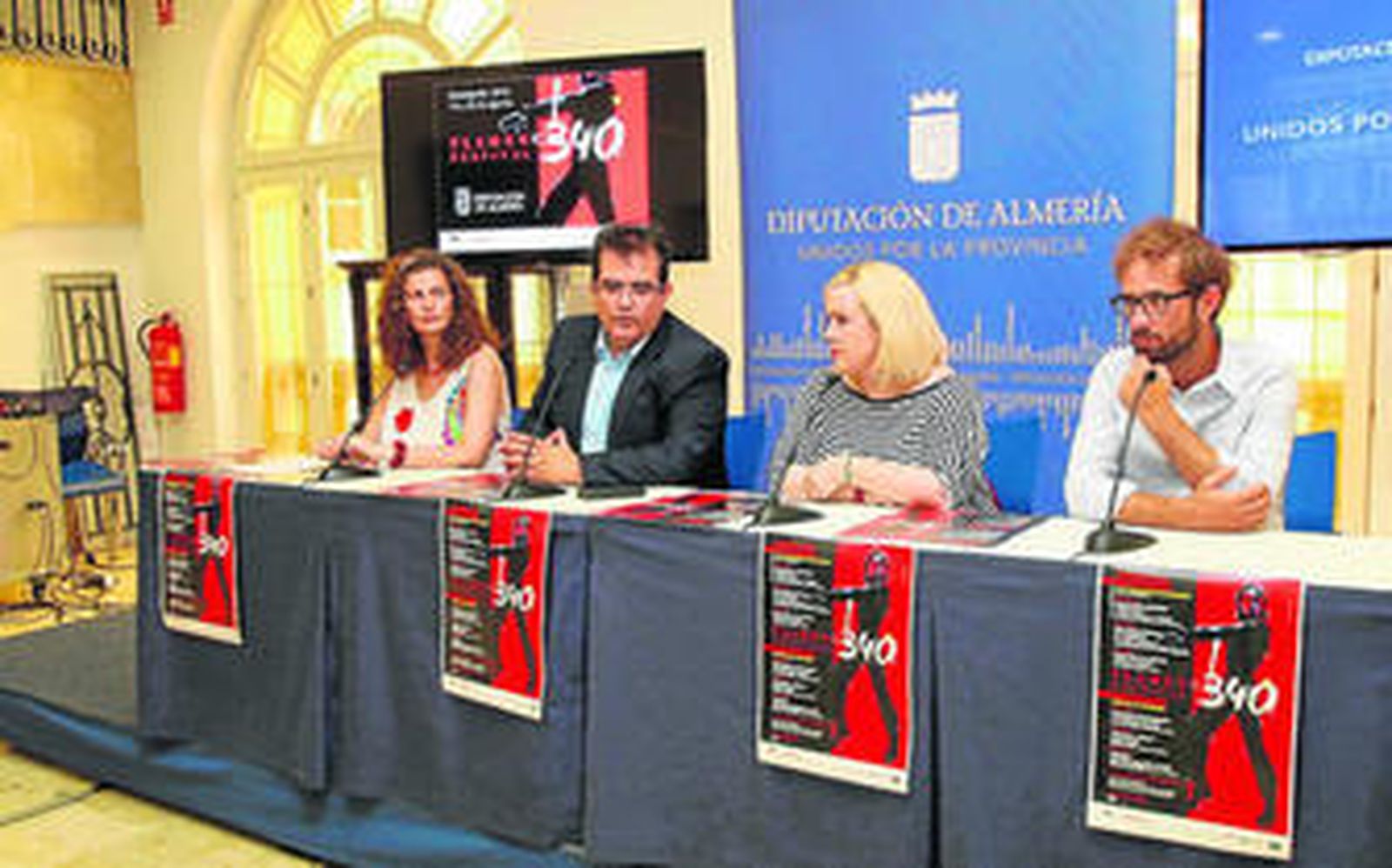 Marisa Asensio con el diputado Antonio Jesús Rodríguez, la concejala Yolanda Lozano y el cantaor Zarrita.