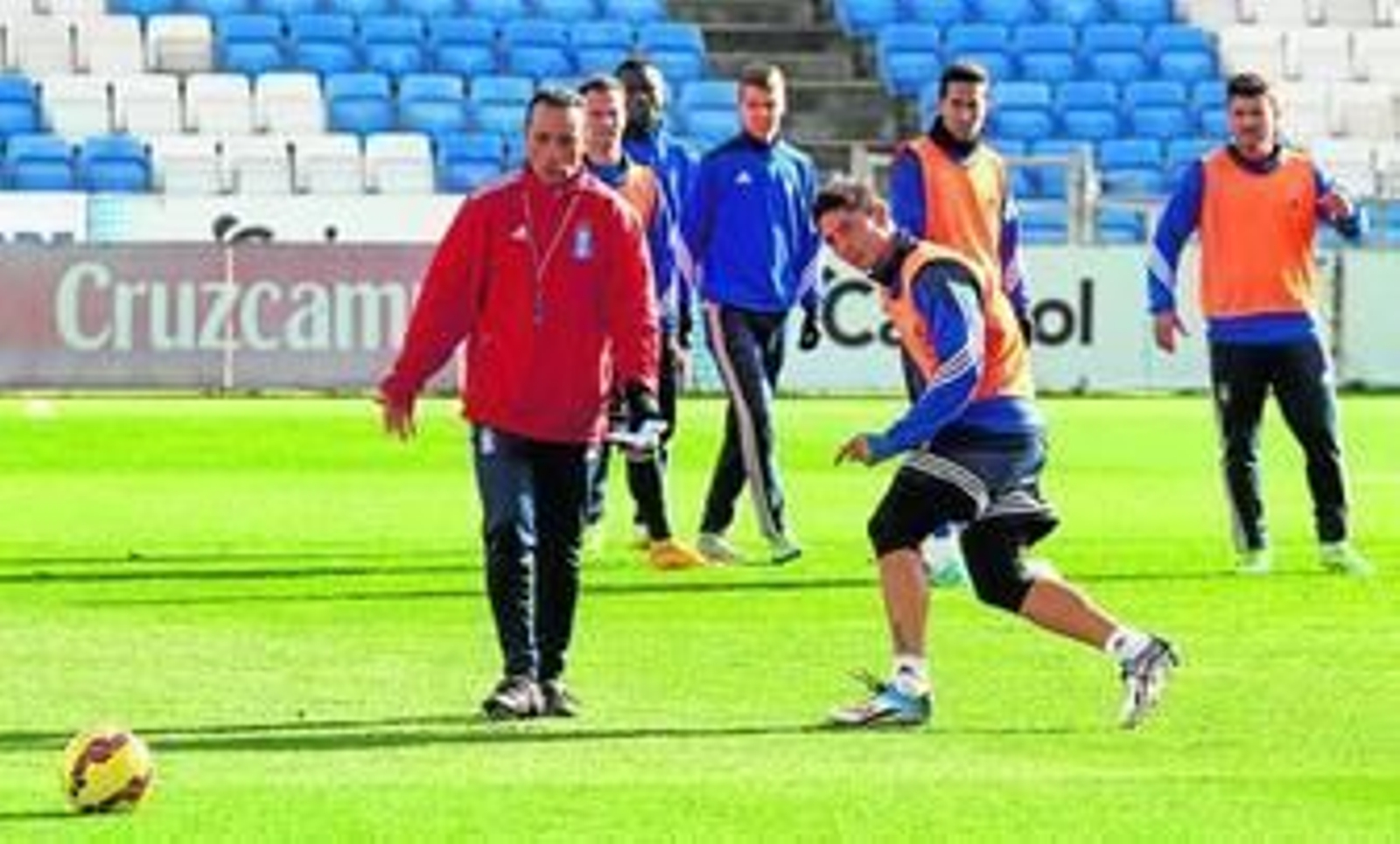 José Luis Oltra da instrucciones a Jesús Vázquez, durante el entrenamiento matinal que realizó ayer el Recre en el Nuevo Colombino.