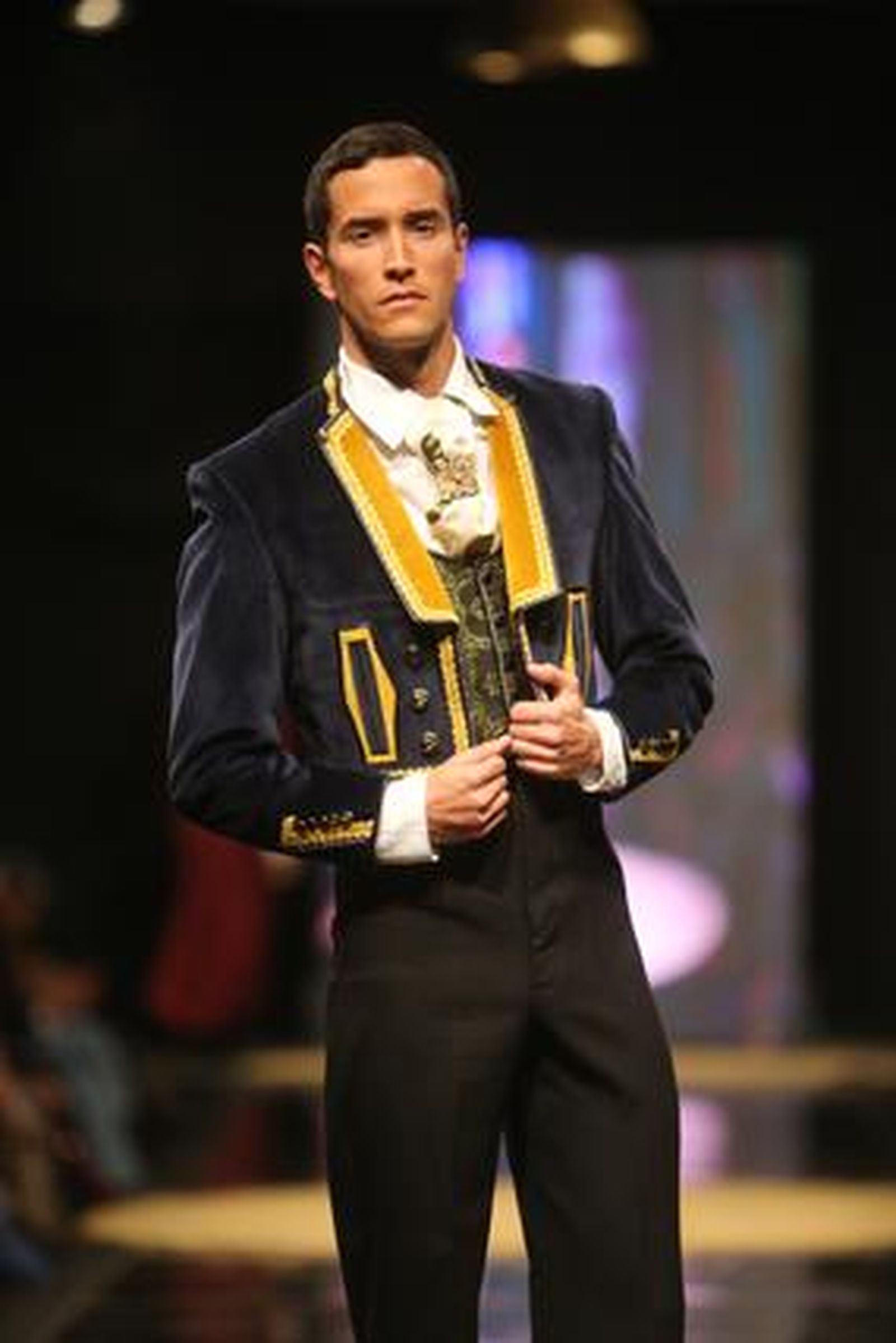 Para componer 'Antología' el diseñador ha hecho una selección de creaciones de líneas anteriores como 'Pasión ecuestre', 'Sueño goyesco' o 'Fantasía taurina'.

Foto: Juan Carlos Corchado