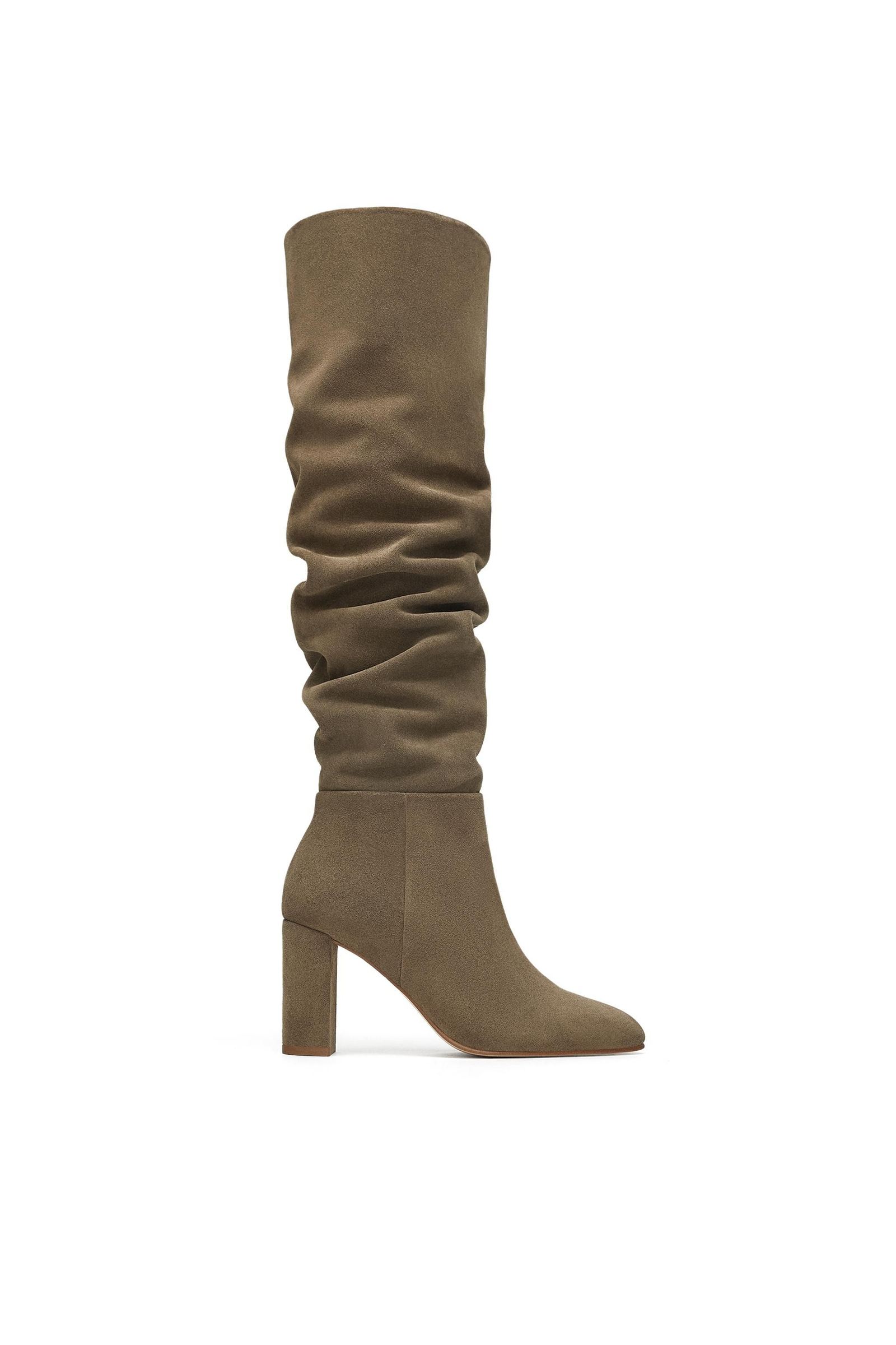 Botas altas: marrones con efecto abullonado. De Zara. Los mejores zapatos de tendencia esta temporada
