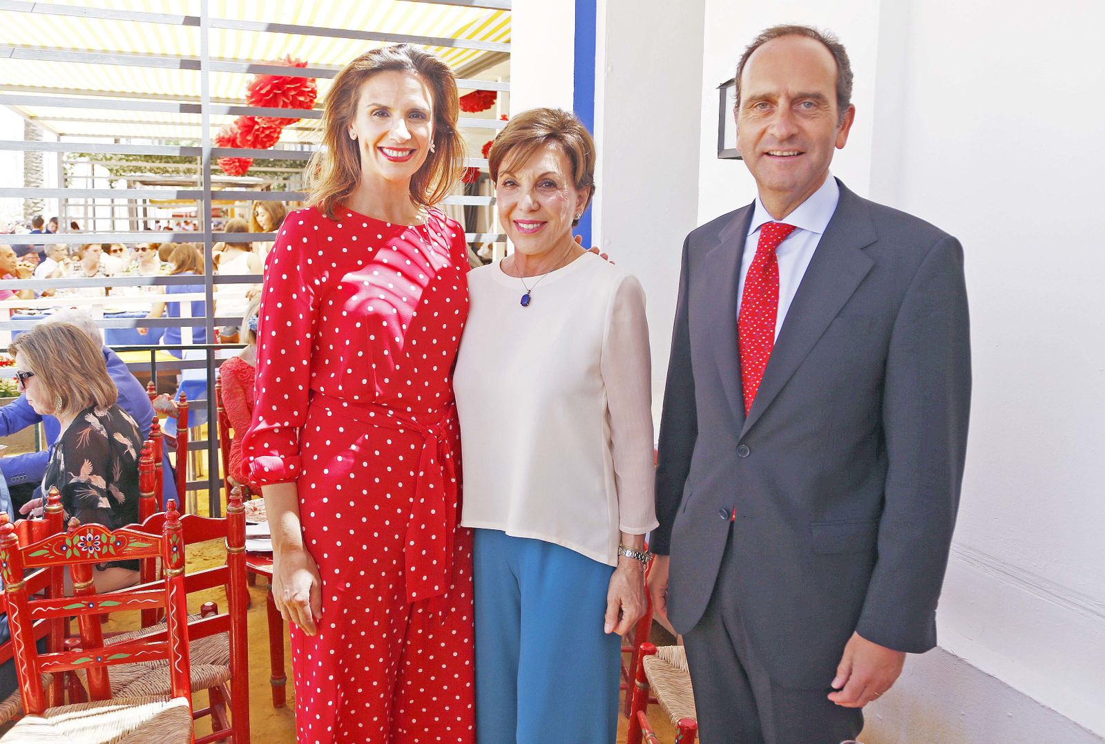 Alberto Delgado, director territorial de Banco Santander, junto a Cristina Salazar y Quina Martínez de Salazar.