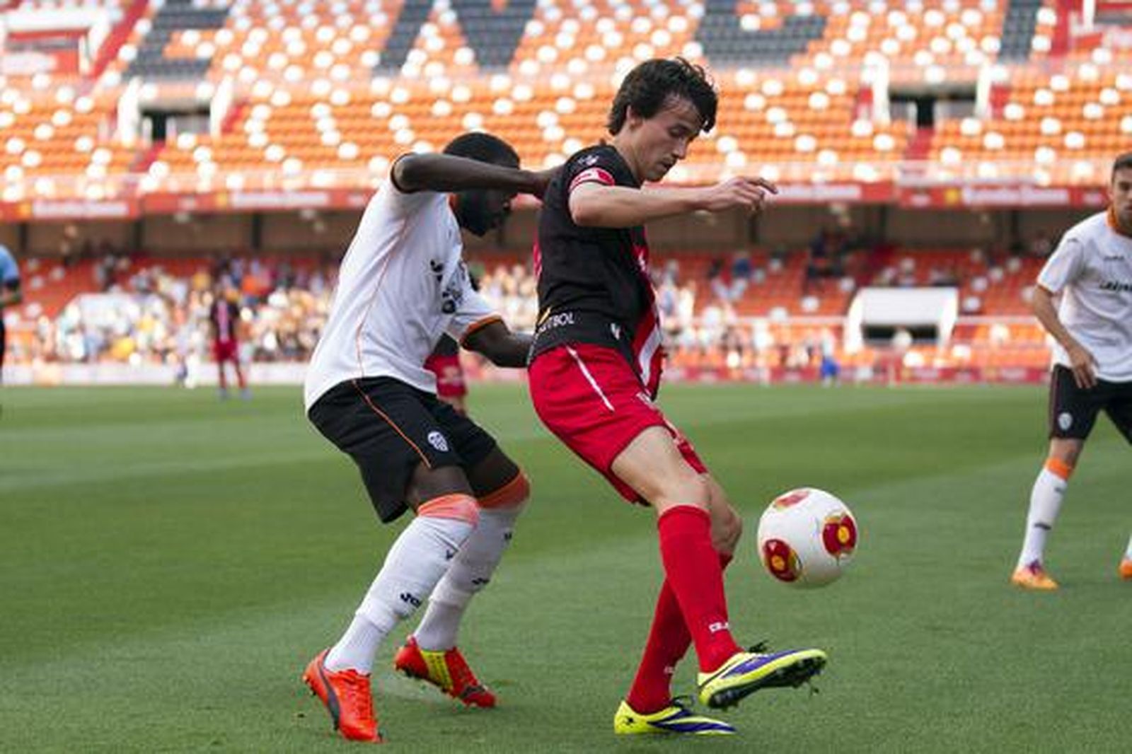 Los albirrojos consuman la pérdida de la categoría un año después de subir al caer en Valencia por 1-0

Foto: LOF