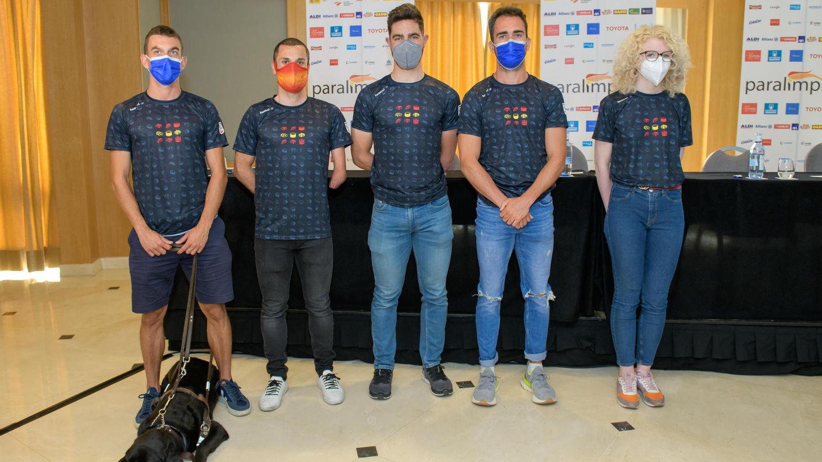 Algunos de los deportistas paralímpicos que asistieron al acto en Sevilla.