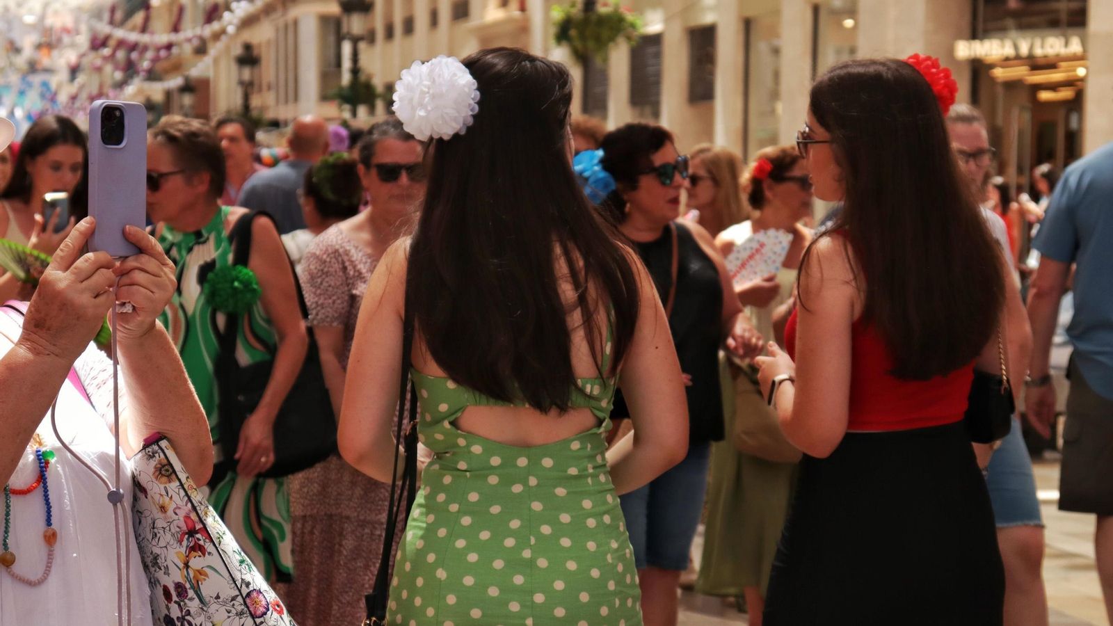 Un grupo pasea duranta la Feria en el centro de Málaga