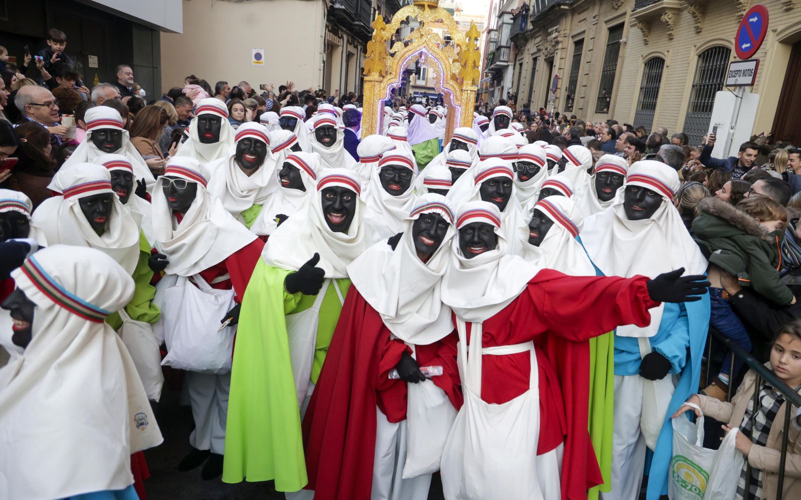 Las imágenes del Heraldo Real por las calles de Sevilla