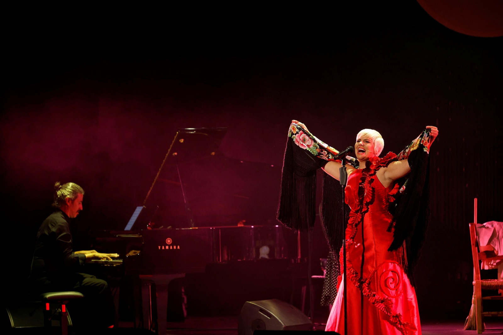 Pasión Vega durante una actuación en el Teatro Falla.