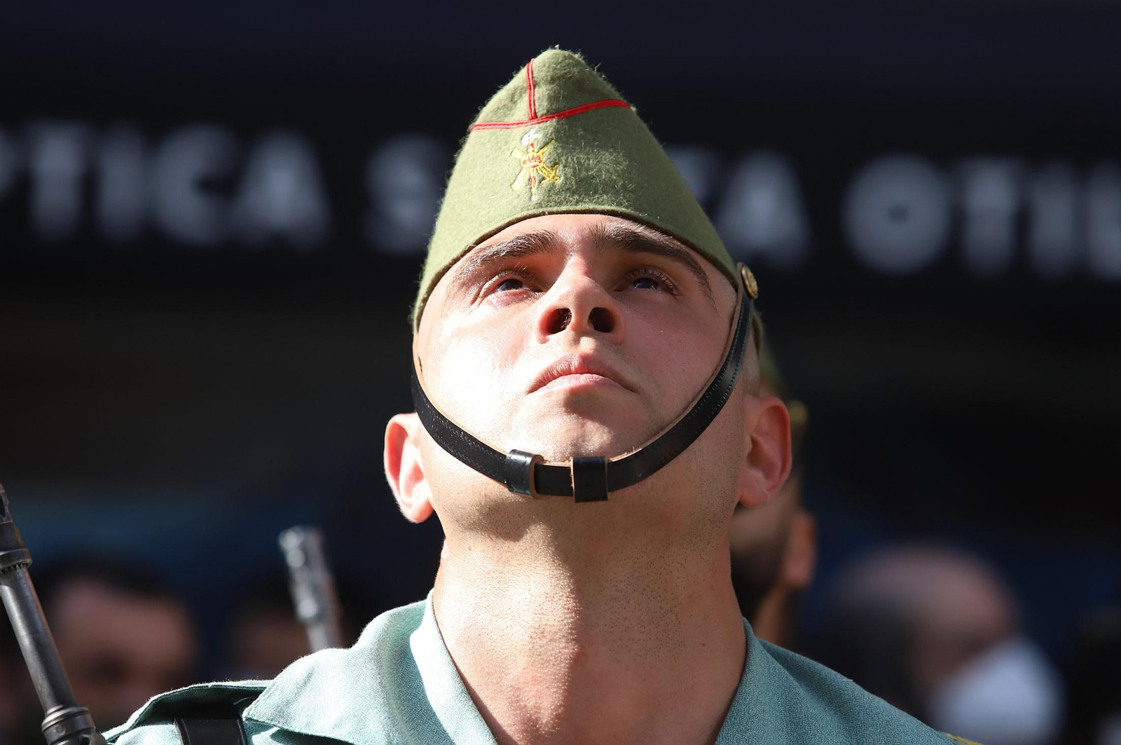 La Legión acompaña al Cristo de la Vera+Cruz en su procesión por Huelva, en imágenes