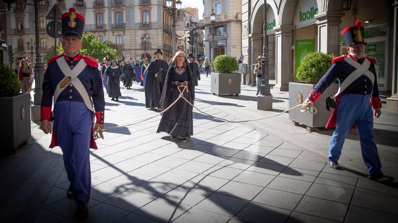 El Ayuntamiento de Granada celebra el desfile de la Corporación en comitiva bajo mazas con motivo del aniversario de la muerte de Mariana Pineda