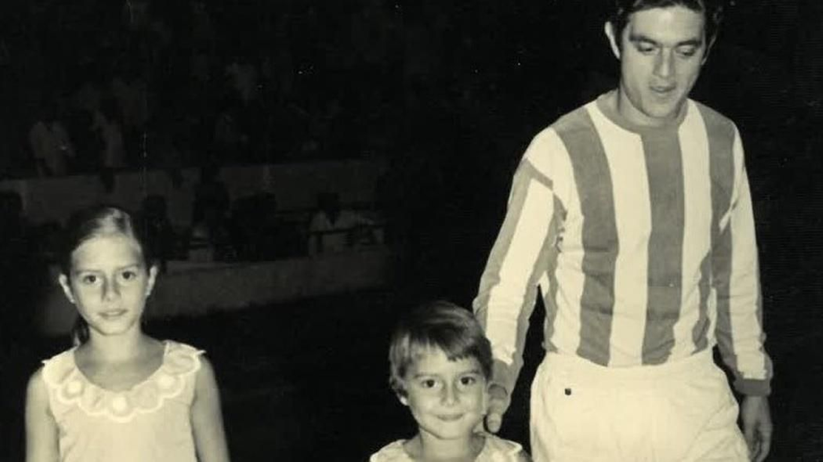 Quico Grau, acompañado por sus hijos, el día de su homenaje.