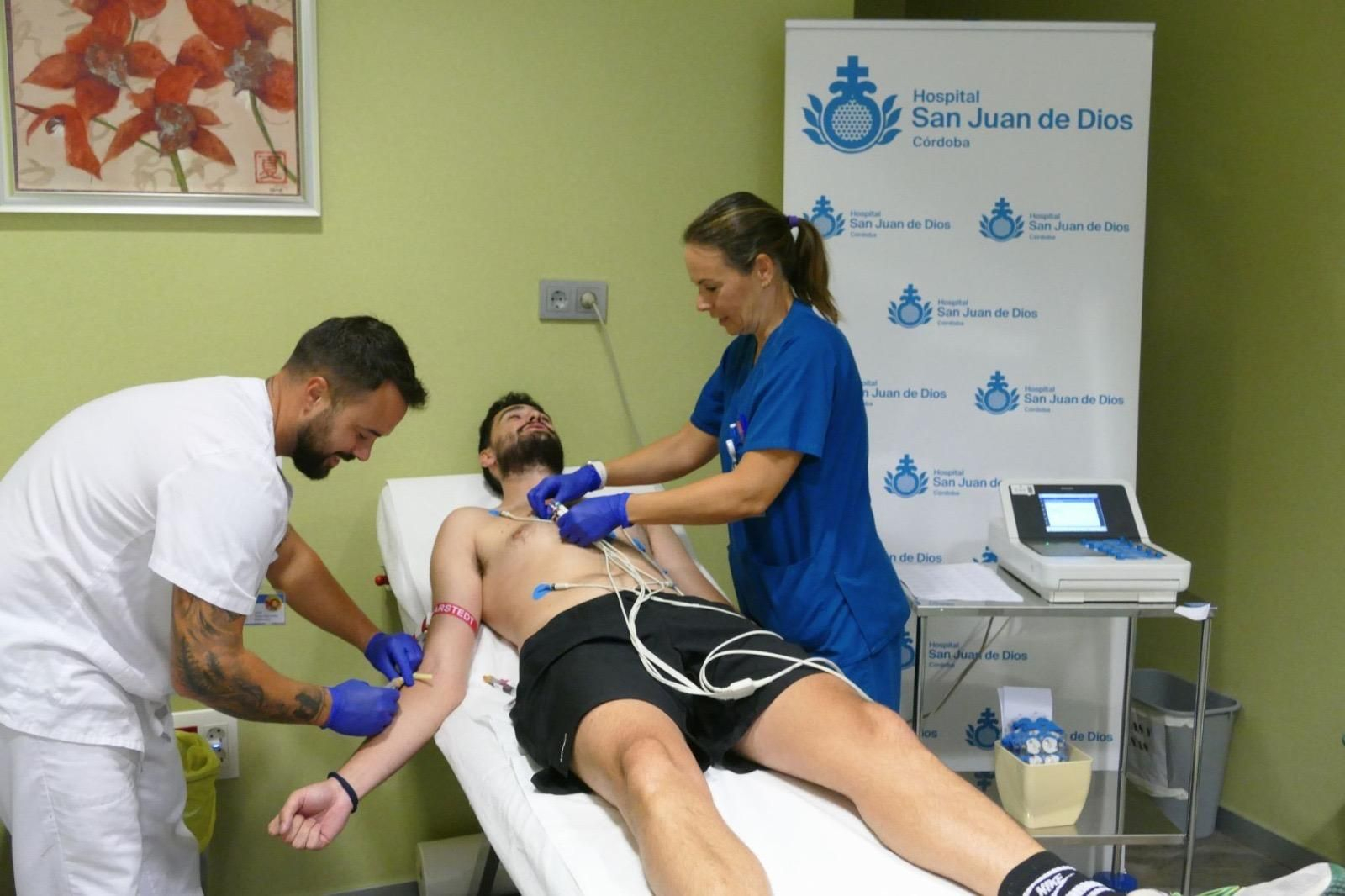 Uno de los jugadores del Coto Córdoba, en pleno examen médico.