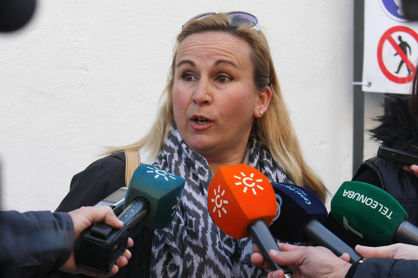 La visita del alcalde a las obras de rehabilitación de las viviendas de Pérez Cubillas, en imágenes