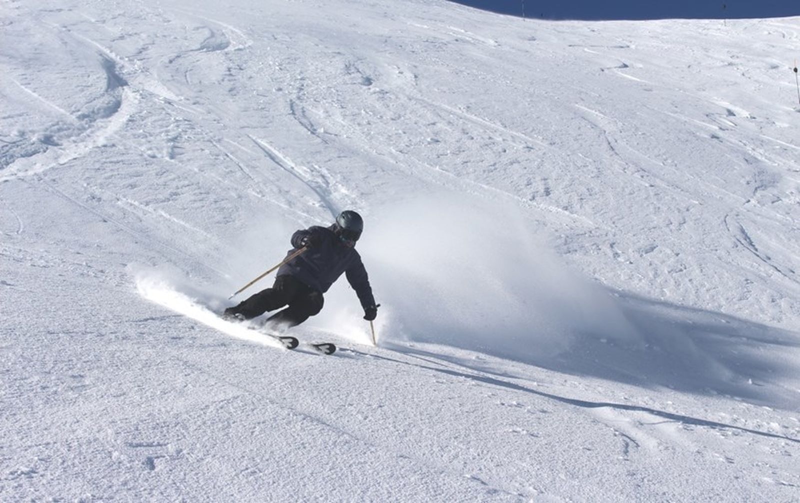 Un esquiador bajando una de las pistas