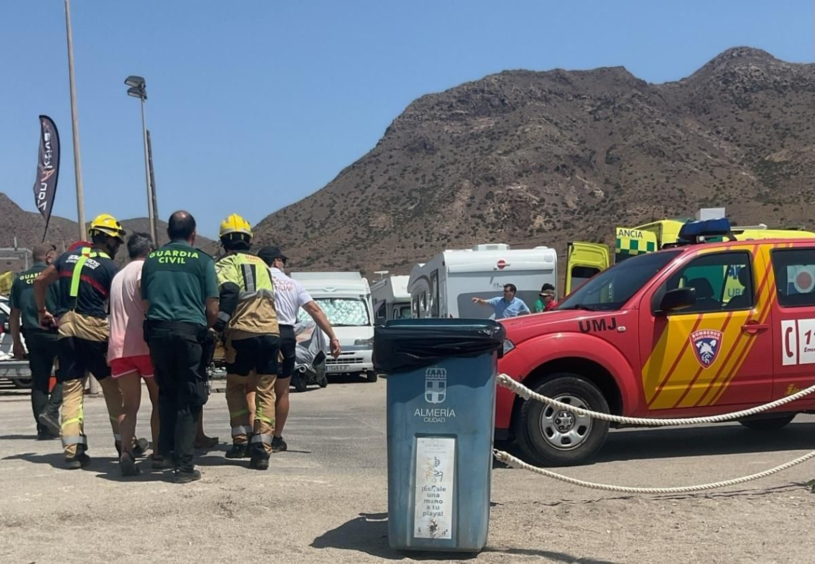 Evacuación de la mujer herida tras precipitarse por un acantilado