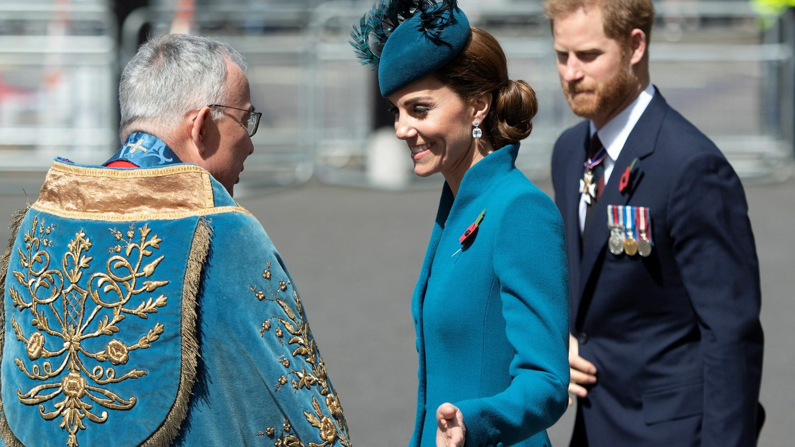 La duquesa de Cambridge y el príncipe Enrique saludan al sacerdote que ofició la ceremonia.