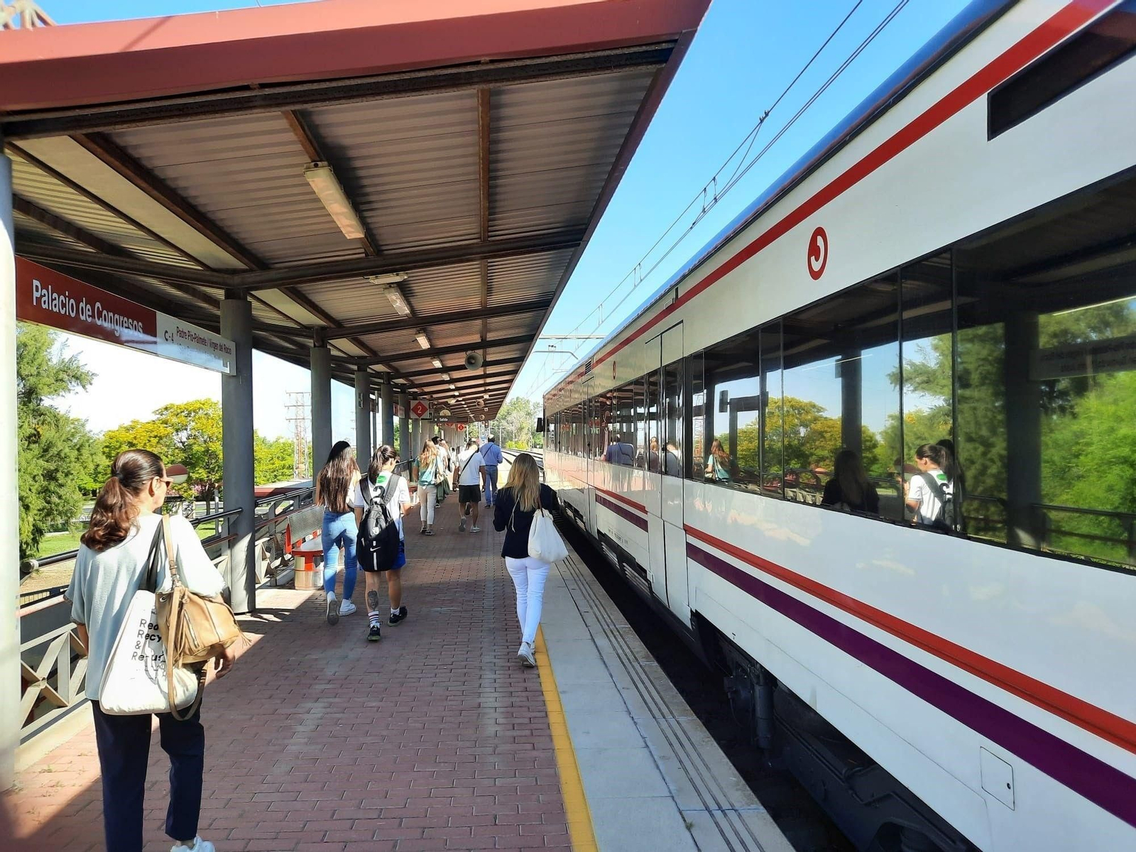 Estación de Cercanías  de Renfe en el Palacio de Congresos y Exposiciones de Sevilla.