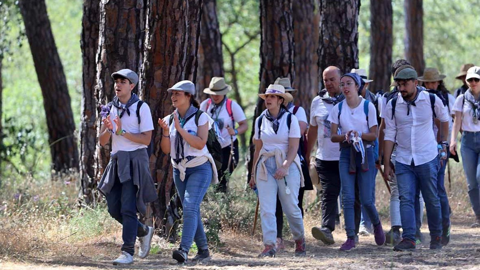 Peregrinos haciendo el camino hacia la aldea del Rocío