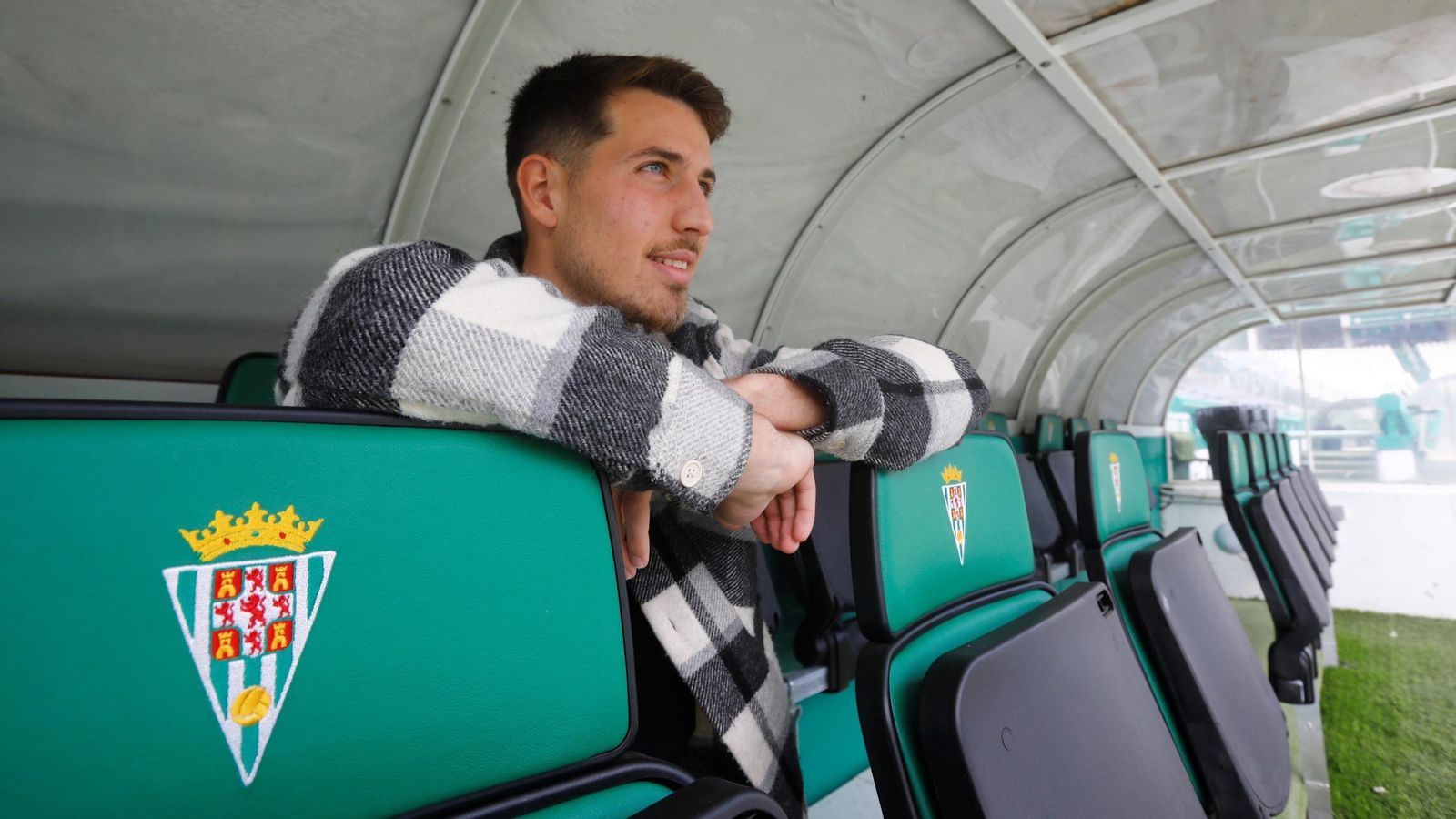 Pedro Ortiz, en el banquillo del Córdoba CF en El Arcángel.