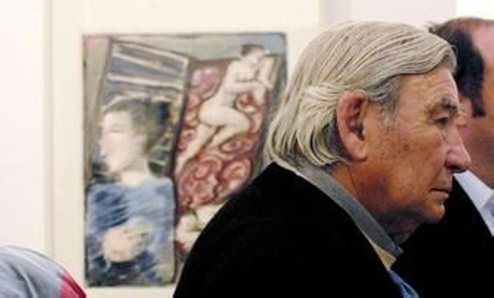 1. El artista Cayetano Aníbal contempló el resultado de su primera exposición individual en Granada. 2. Un joven admira 'Burbujas'. 3. Una mujer observa atenta la obra 'Eva vende manzanas'. 4. El grabado 'En la línea recta'. 5. Las autoridades municipales, en la inauguración de la exposición de la sala Gran Capitán. / REPORTAJE GRÁFICO: JESÚS OCHANDO