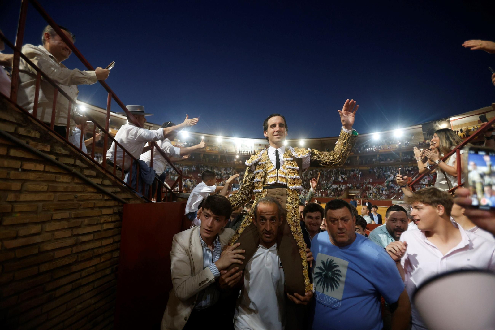 Manuel Román, Juan Ortega y Roca Rey, en la plaza de toros de Córdoba