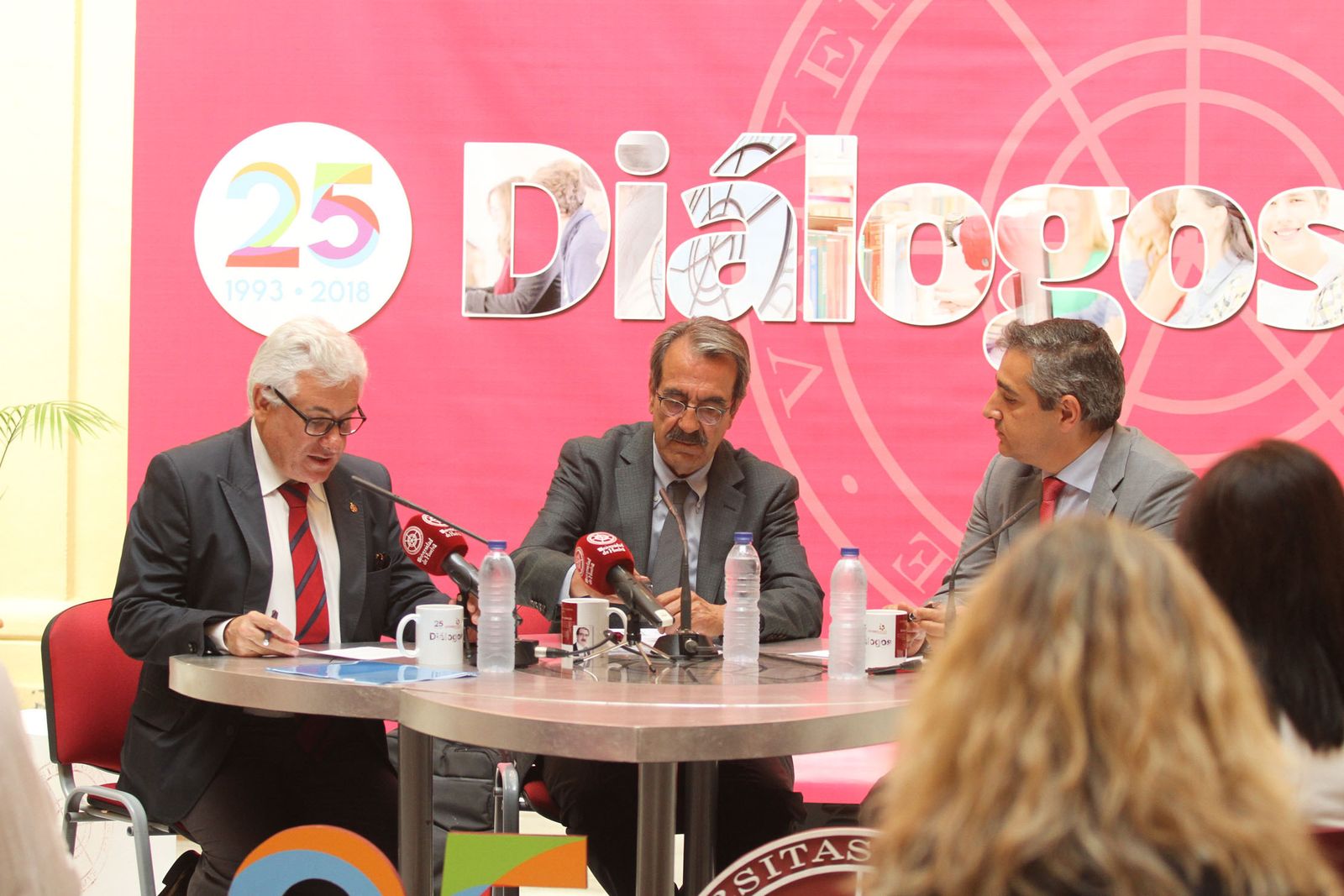 El economista Emilio Ontiveros, en el centro, con el presidente del Consejo Social de la UHU, Miguel Palacio, y el decano de la Facultad de Empresariales, Tomás Escobar, al comienzo de la charla de ayer en La Merced.