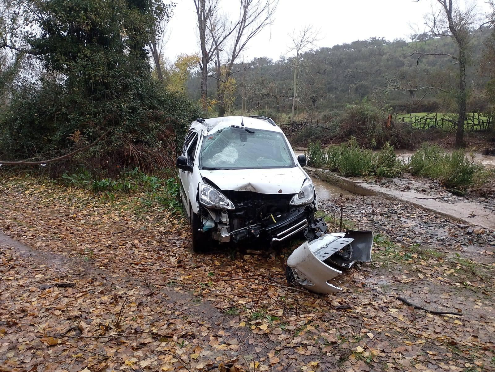 Estado en el que ha quedado el vehículo accidentado tras salirse de la N-435.