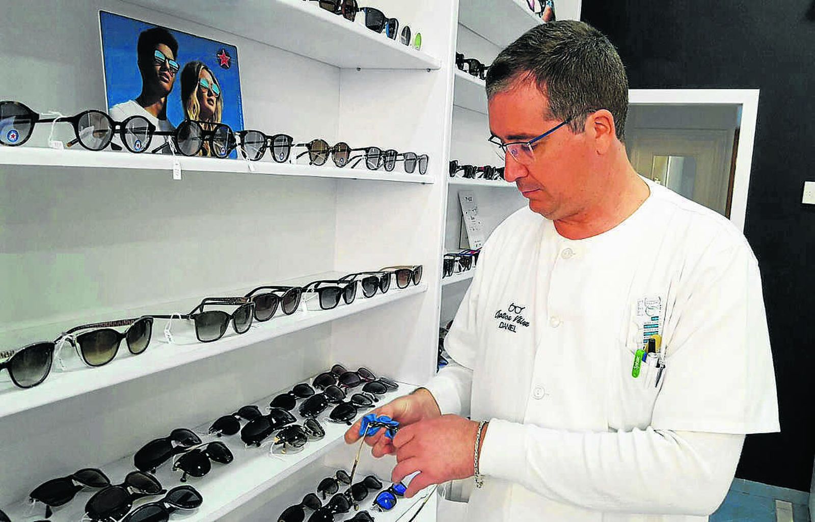 Daniel Carrascosa en su establecimiento de la calle Juan Lisbona Zapata.