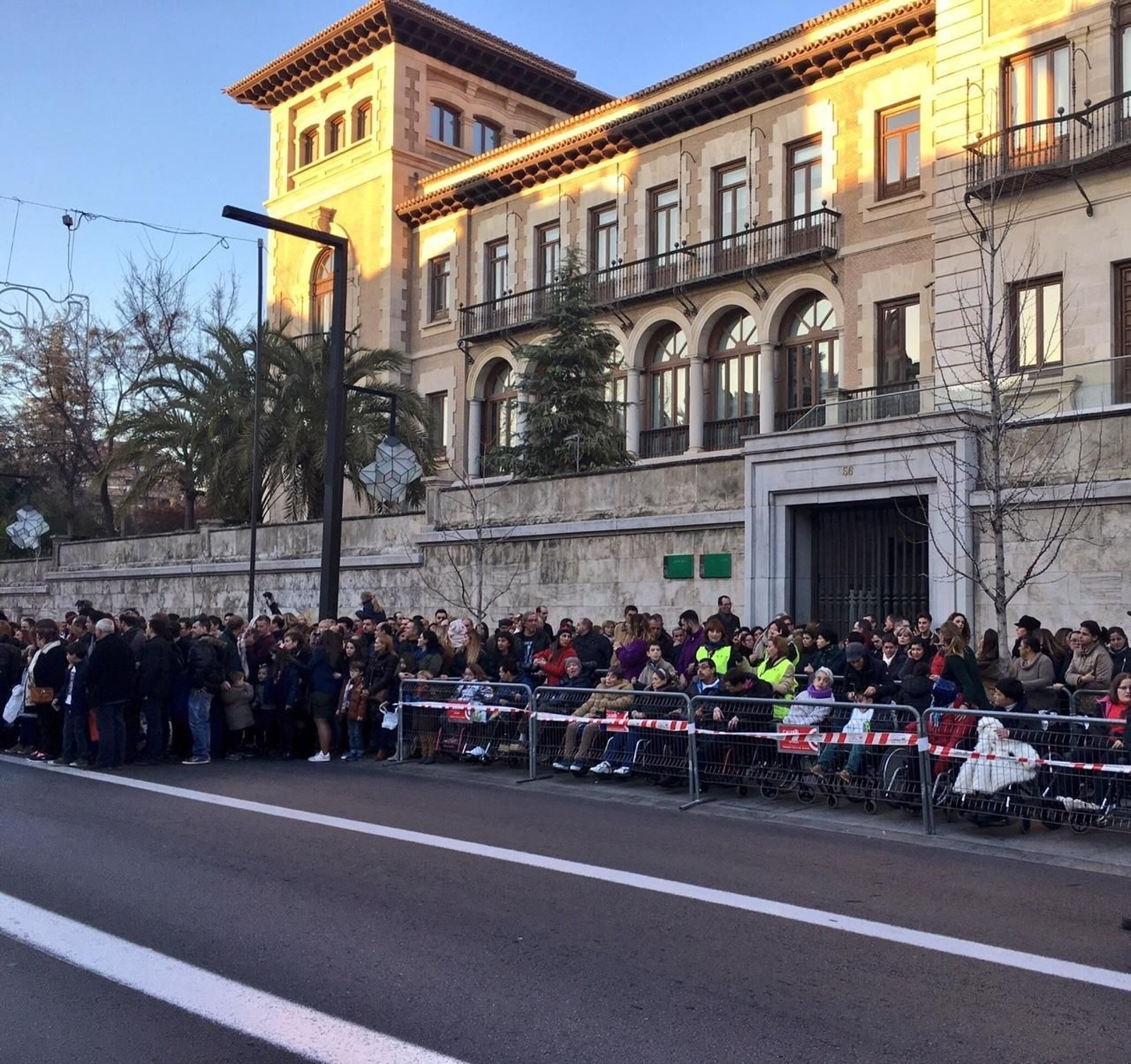 Uno de los espacios reservados para personas con sillas de ruedas durante el recorrido de la Cabalgata.