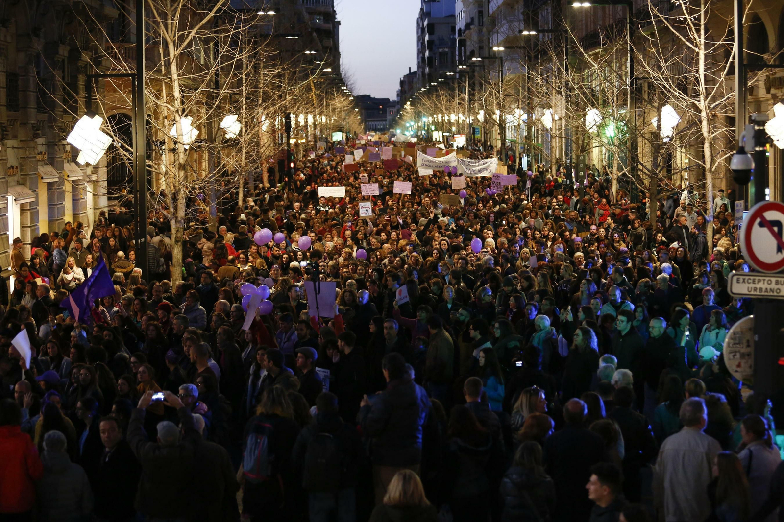 Granada se tiñe de morado con la ola feminista