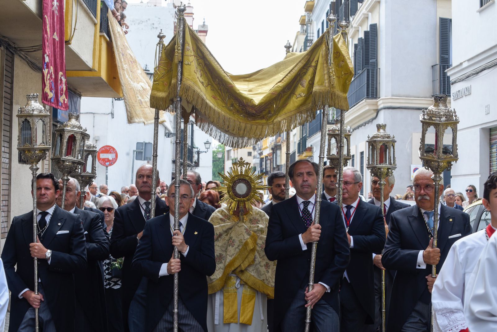 La procesión eucarística de la Parroquia de San Lorenzo, en imágenes