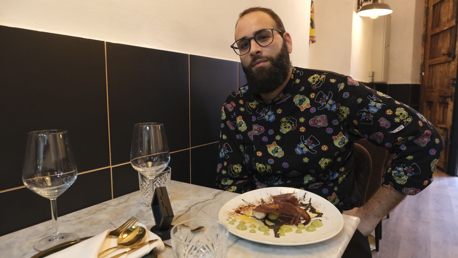 Ginés Peregrín presentando su plato de pulpo