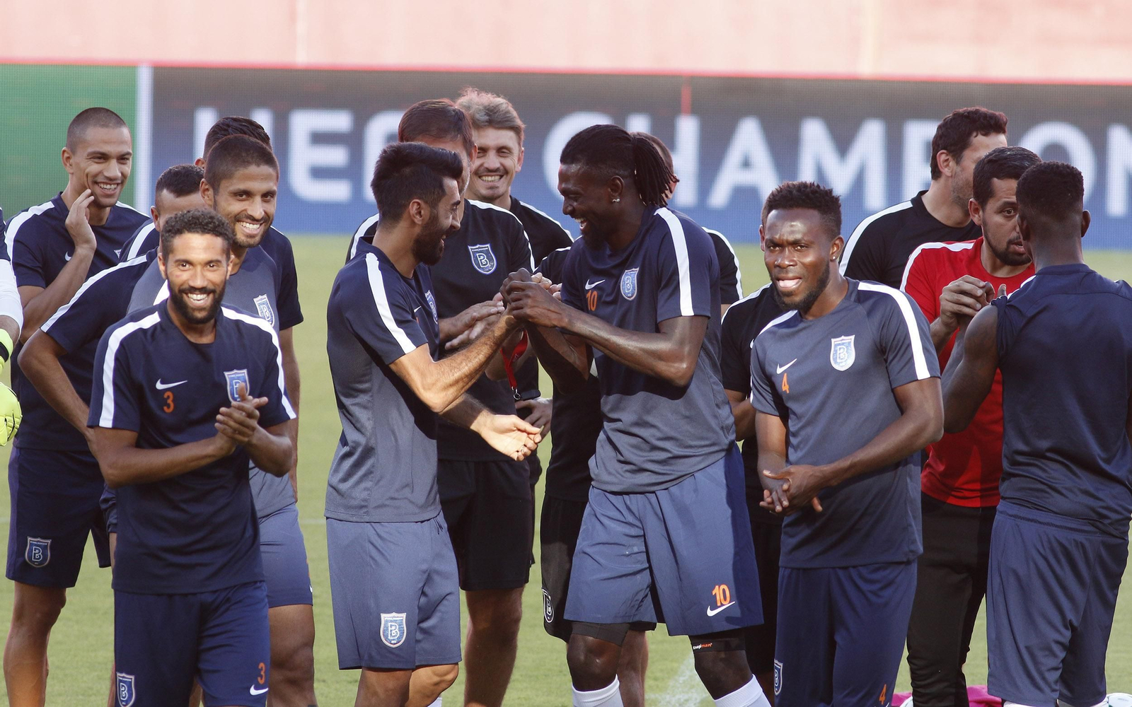 Adebayor bromea con Tekdemir entre Clichy y Attamah durante el entrenamiento oficial del Basaksehir.