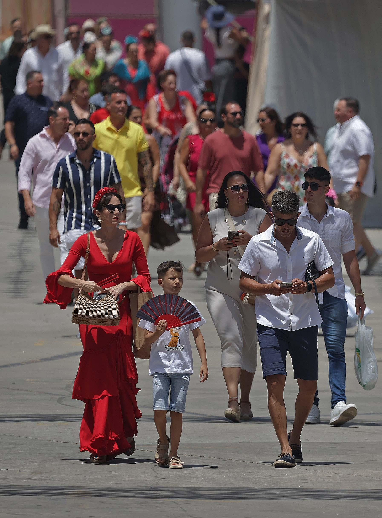 Búscate en las fotos del Domingo por Sevillanas de la Feria Real de Algeciras 2025