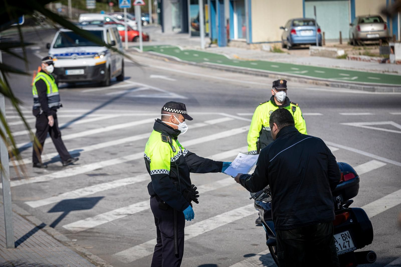 Un control policial en una calle de Cádiz.