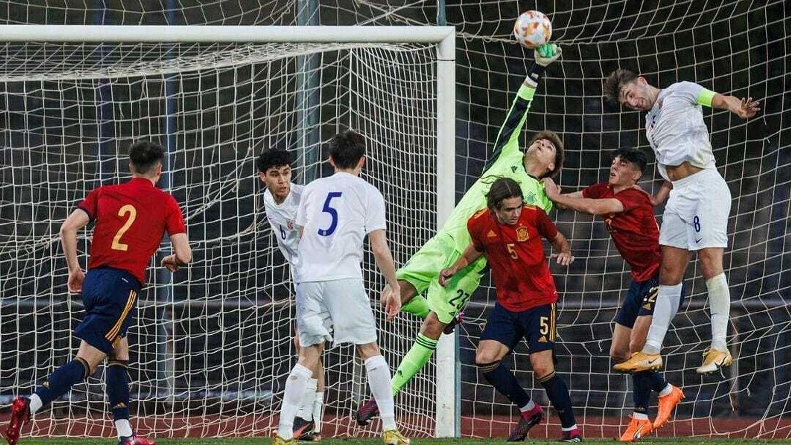 Bruno Iribarne realiza un despeje de puños durante el encuentro contra Noruega disputado con la selección española sub-19.