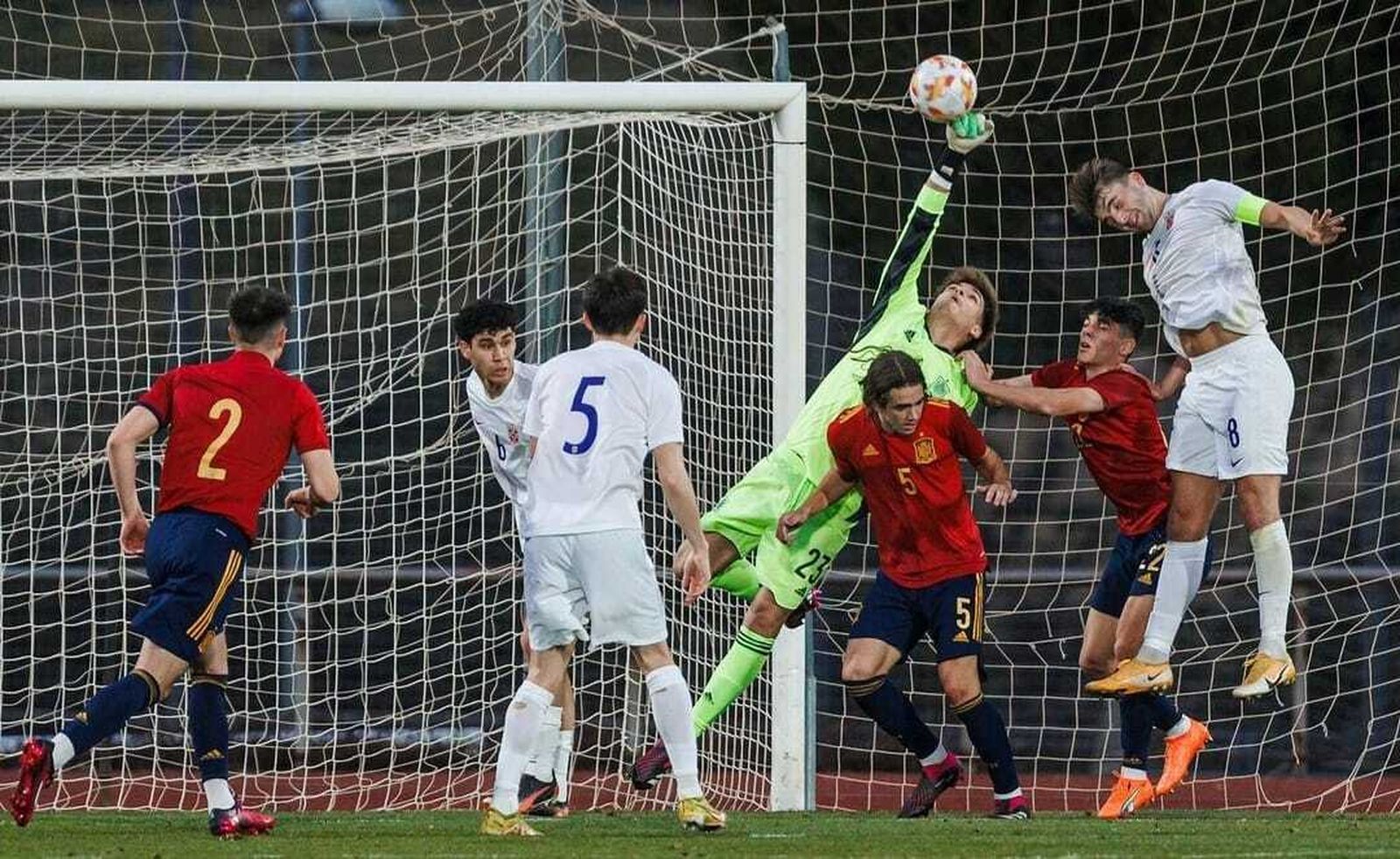 Bruno Iribarne realiza un despeje de puños durante un encuentro disputado con la selección española sub-19.
