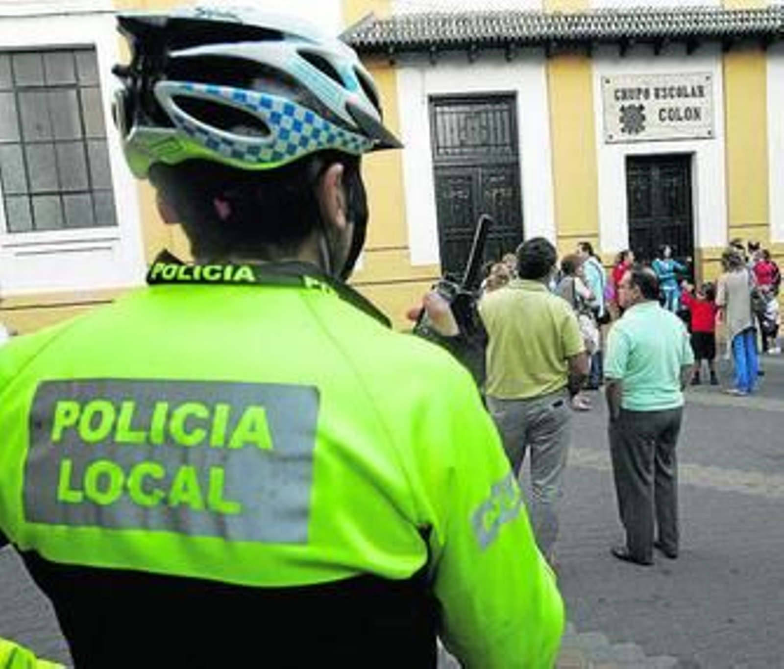 Padres esperan en el colegio Colón a que se abran las puertas.