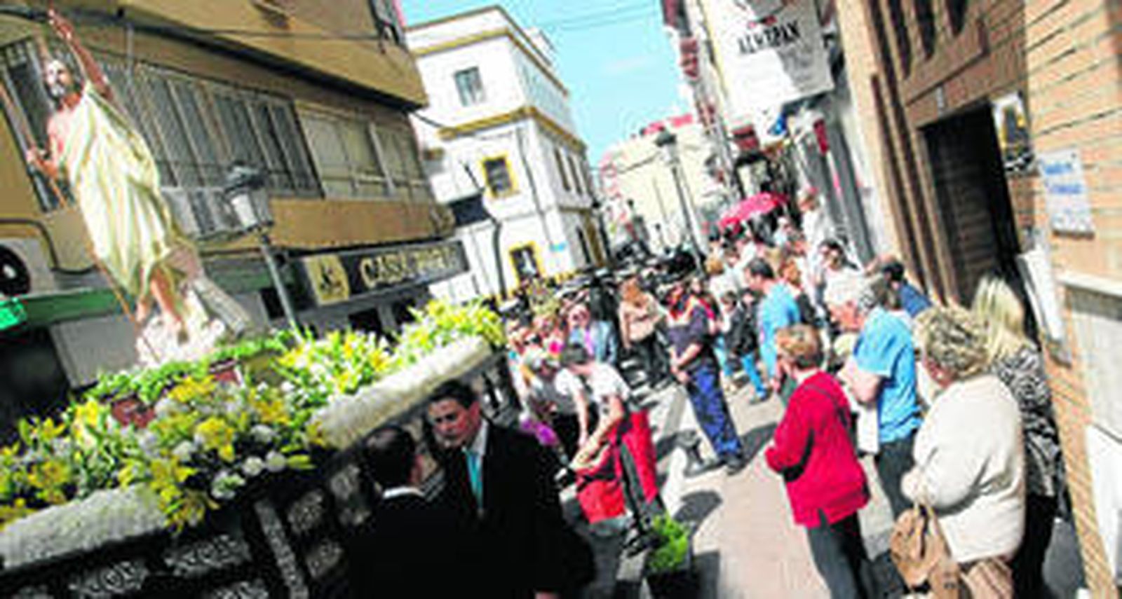 El Resucitado, durante su procesión de ayer por las calles de La Línea.