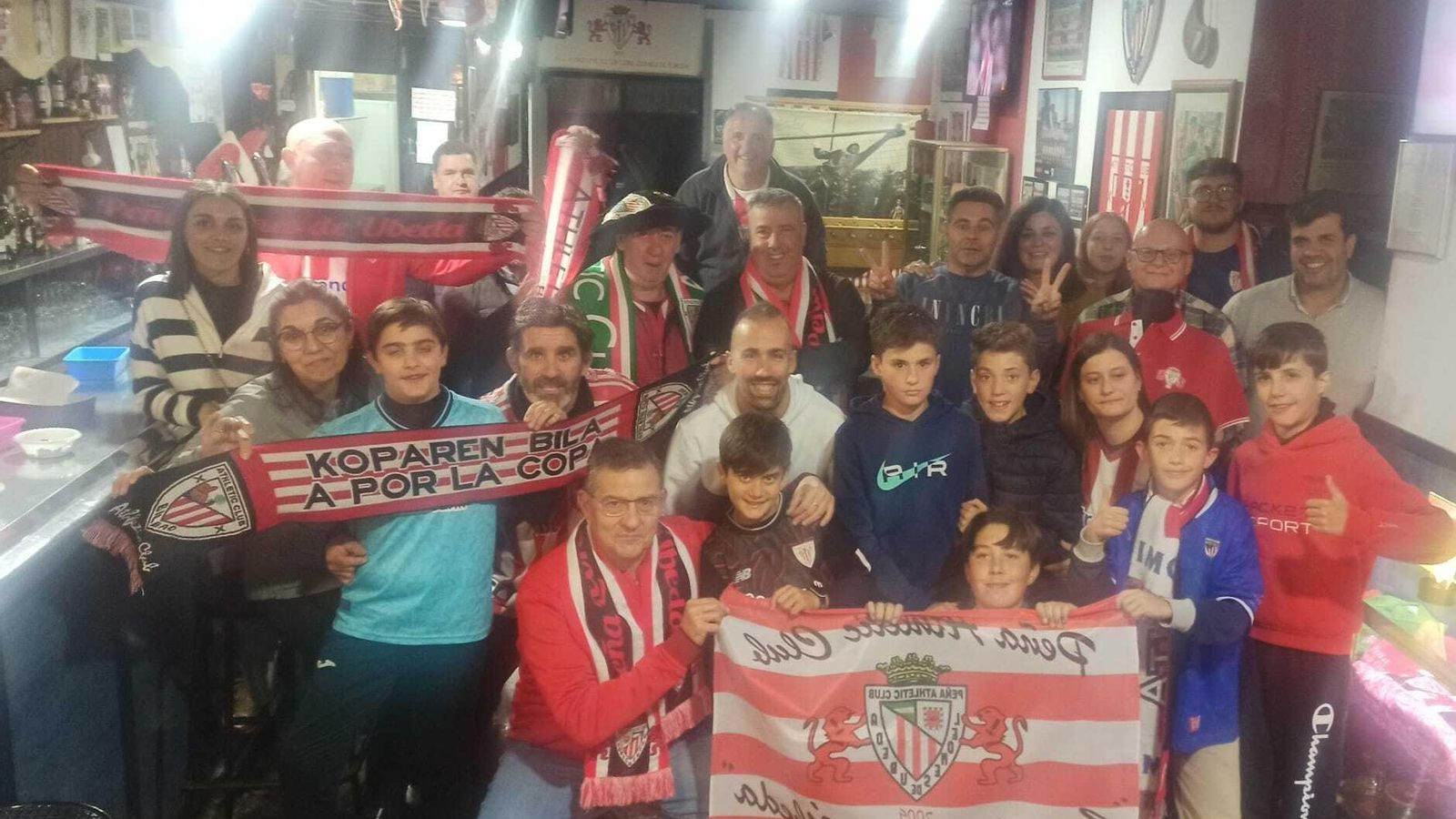'Los Leones' de Úbeda, en una celebración en la sede de su peña.