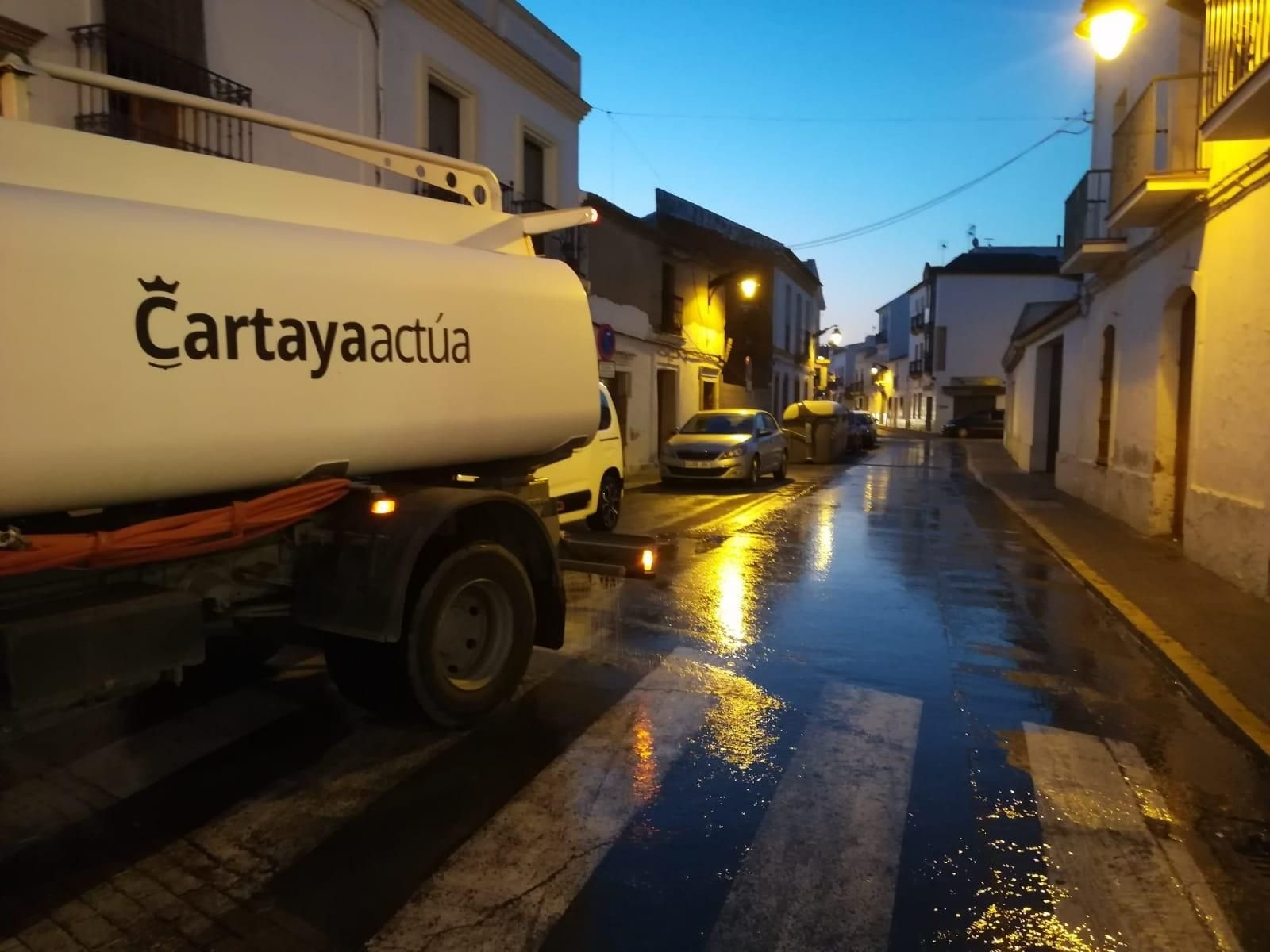 Camión cisterna realiza labores de limpieza en las calles de Cartaya.