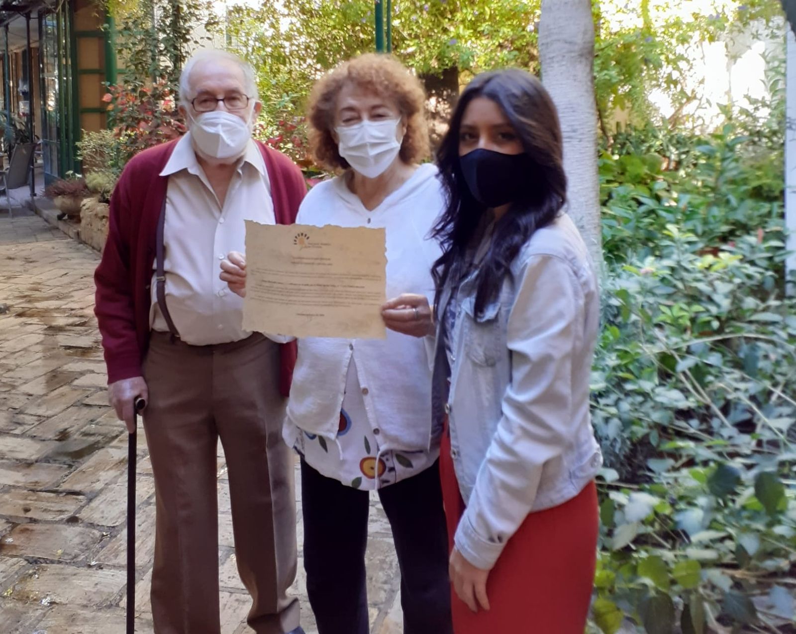 Los dueños del patio de la Plaza de las Tazas, 11 reciben el galardón por parte de Cintia Bustos.