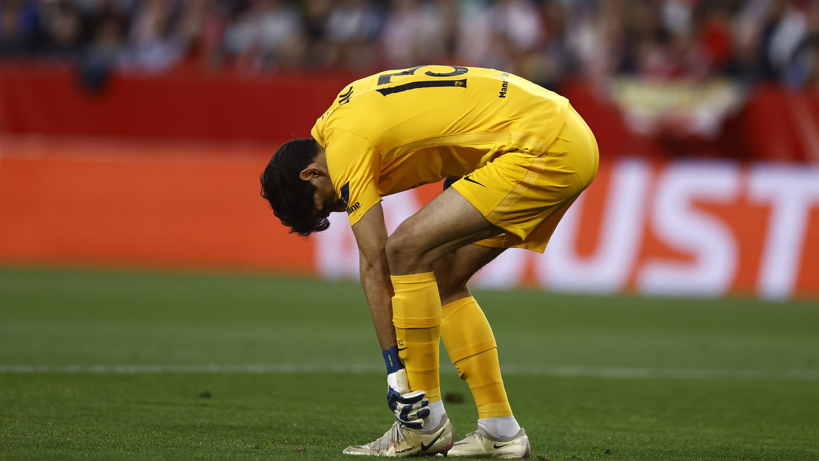 Bono se duele de su tobillo en la primera mitad.