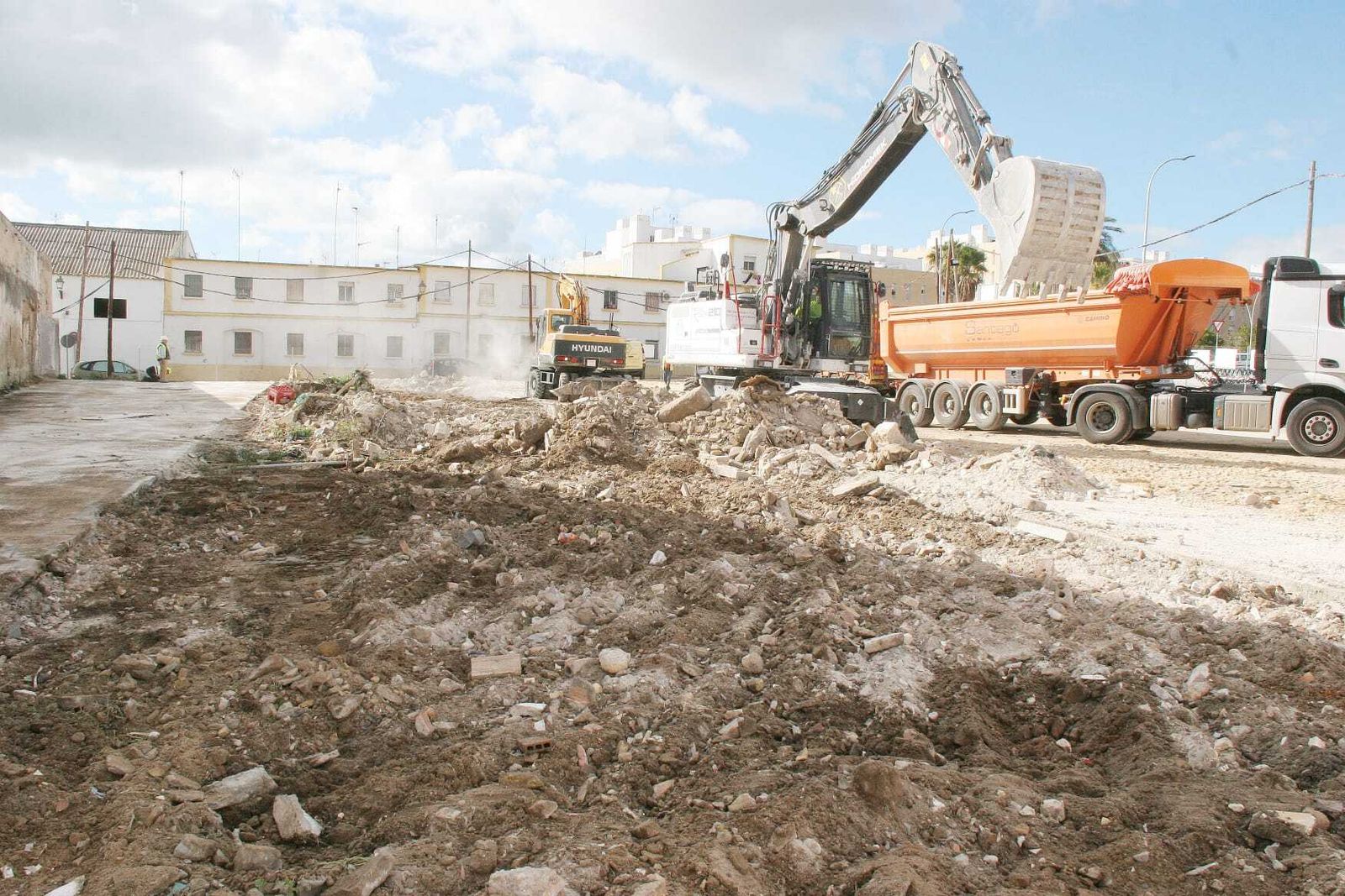 El solar se cederá para el acopio de materiales de las futuras obras de mejora en Los Milagros.